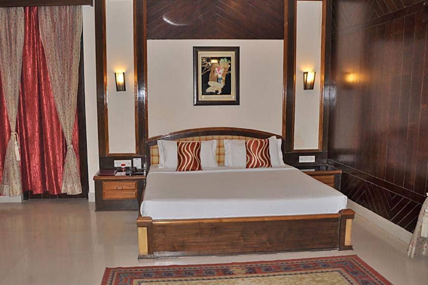 A bedroom with an upholstered headboard