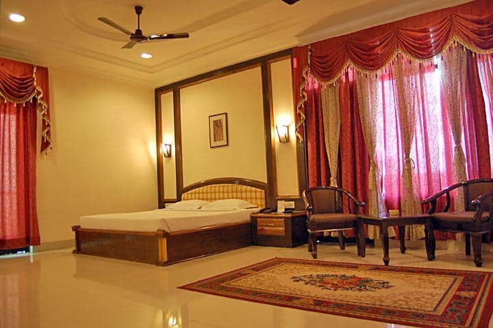 Guest room with a double bed and curtains